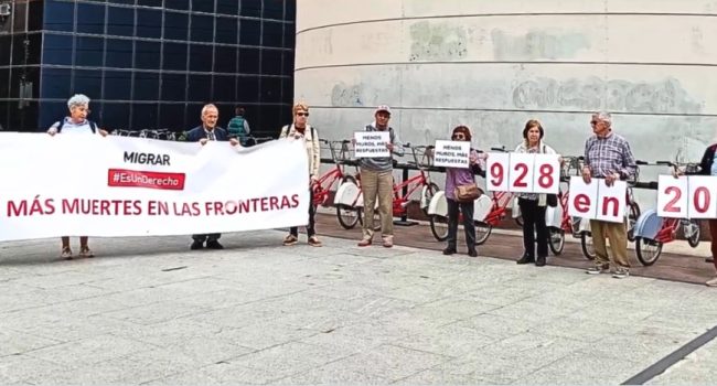 Concentración en Zaragoza de cinco minutos de silencio "por las 928 personas fallecidas en la frontera española en lo que va de año" | Foto: @FASaragon