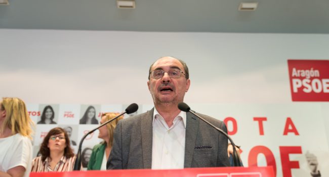 Javier Lambán en la noche electoral del 26M del PSOE en Aragón. Foto: Pablo Ibáñez (AraInfo)