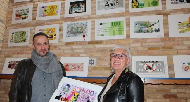 Noemi Solanas, activista contra el polígono de tiro de Bardenas, y Aitor Lanas, propietario de Atelier, en la inauguración de la exposición en Tutera el pasado marzo | Foto: Plataforma Bardenas Libres