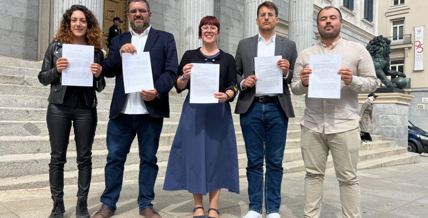 Representantes de Compromís, Chunta Aragonesista, Més per Mallorca y En Comú a las puertas del Congreso | Foto: CHA
