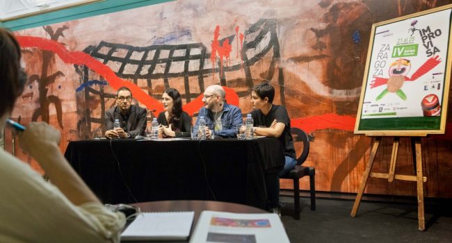 El gerente del Patronato Municipal de las Artes Escénicas y de la Imagen, Victor López, acompañado por Alberto Salvador, Encarni Corrales y Laura Tejero, de Teatro Indigesto, presentan en rueda de prensa en el Hall del Teatro Principal  Zaragoza Improvisa, el IV Encuetnro Nacional de Improvisación. Foto: Daniel Marcos.