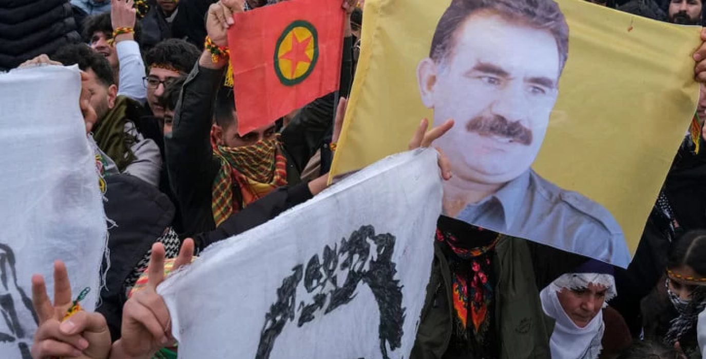 Jóvenes kurdos con carteles con el retrato de Abdullah Öcalan en Diyarbakir | Foto: Centro Info Kurdistán