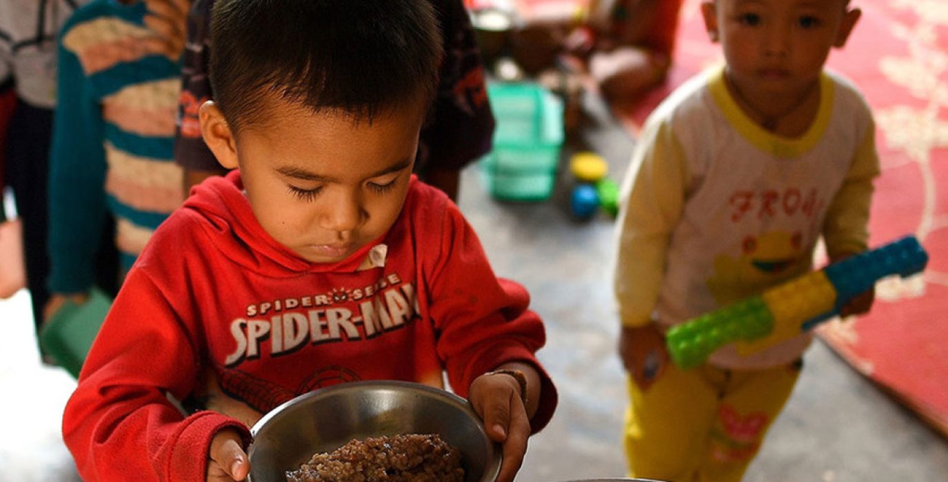Niños en una escuela en el distrito de Xay, en la República Popular Democrática de Laos, reciben sus comidas. Foto: Manan Vatsyayana