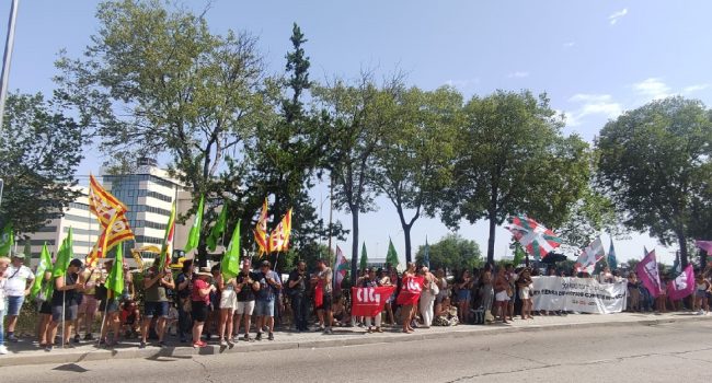 OSTA participa en la concentración en Madrid convocada por ELA y CIGa en contra del convenio estatal del comercio del textil