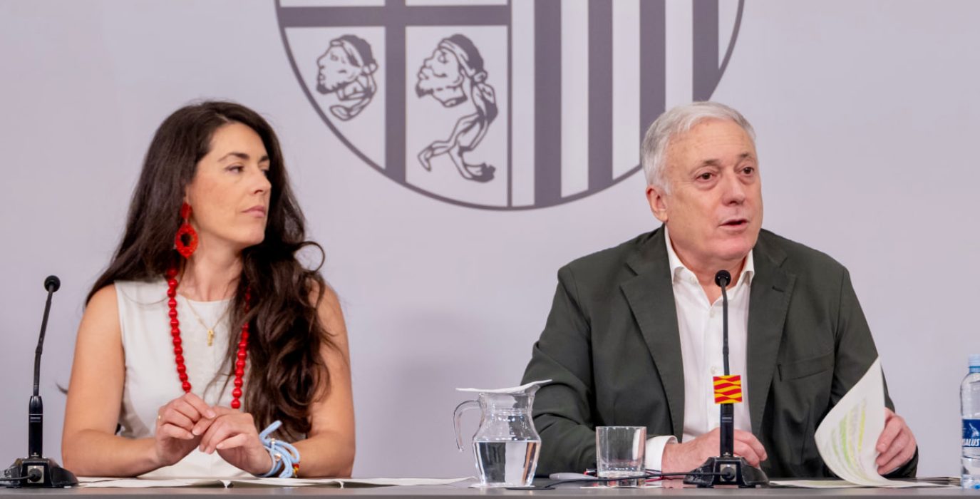 Octavio López en la comparecencia de este martes junto a la directora general de Vivienda, María Pía Canals | Foto: Fabián Simón / DGA