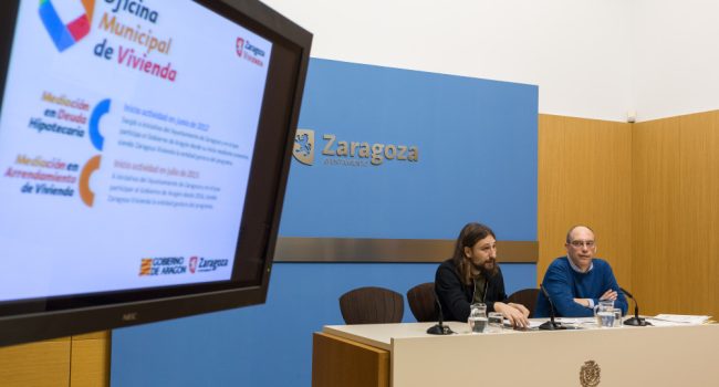 El concejal de Vivienda, Pablo Híjar, y el director de la Oficina, Sergio Castells durante la rueda de prensa. Foto: Daniel Marcos (AZ).