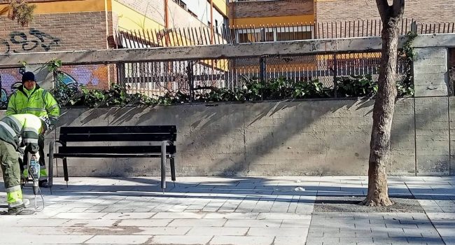 Victoria vecinal parcial: instalados a toda prisa dos bancos viejos en la plaza de la Madalena