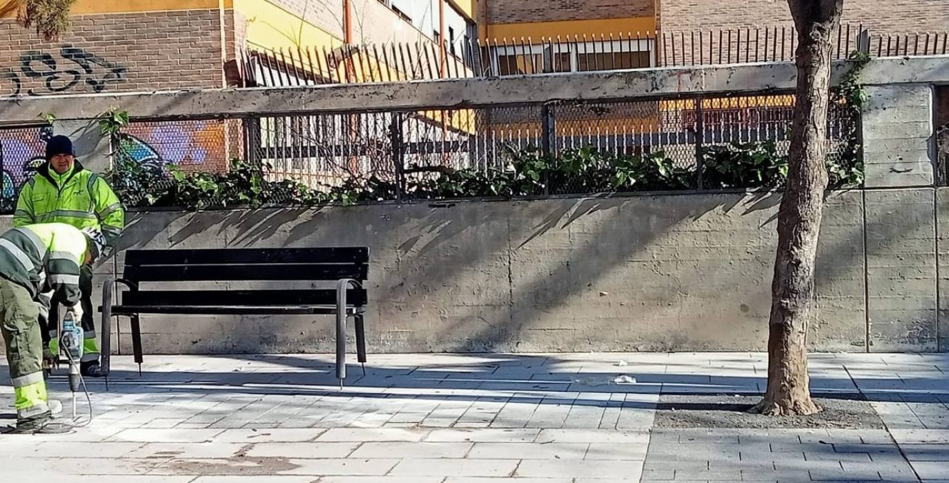 Victoria vecinal parcial: instalados a toda prisa dos bancos viejos en la plaza de la Madalena