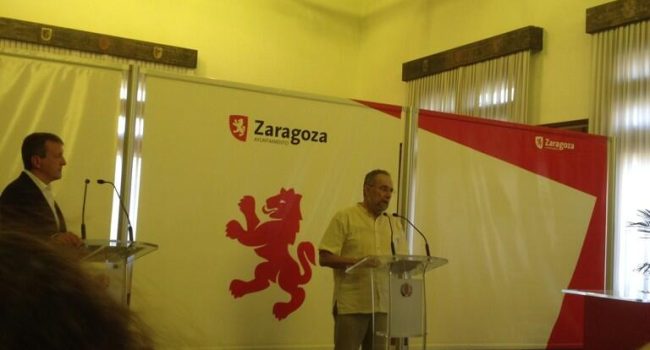 Pedro Arrojo leyendo el Manifiesto por la gestión pública y participativa del agua de la ciudad de Zaragoza. Foto: @vinuales81