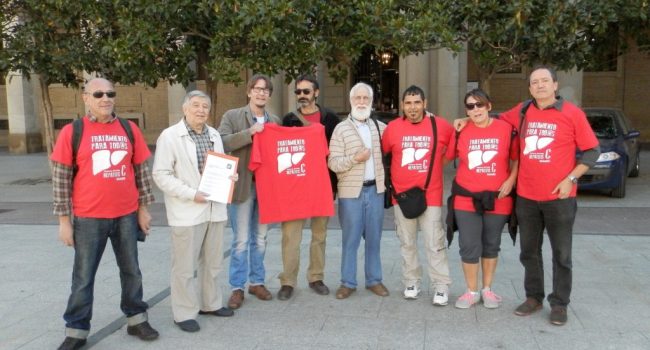 Momento de la entrega de documentos en el Gobierno Civil de Zaragoza. Foto: Plataforma de Afectados por la Hepatitis C.