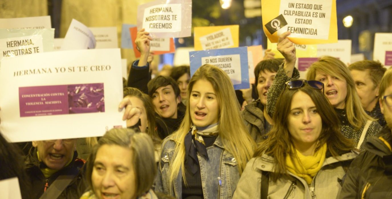 Concentración en Zaragoza en apoyo a la denunciante del caso de violación grupal. Foto: Pablo Ibáñez (AraInfo)