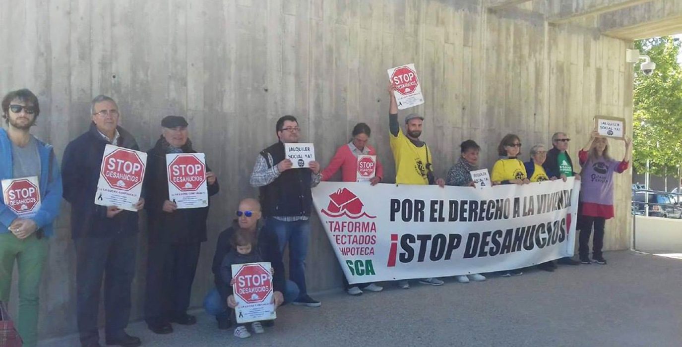 Concentración de Plataformas y Colectivos antidesahucios del Alto Aragón en Uesca. Foto: PAH Fraga