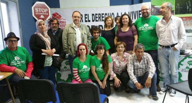 La PAH Teruel con representantes de los partidos durante el acto.