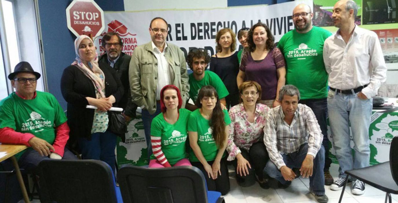 La PAH Teruel con representantes de los partidos durante el acto.