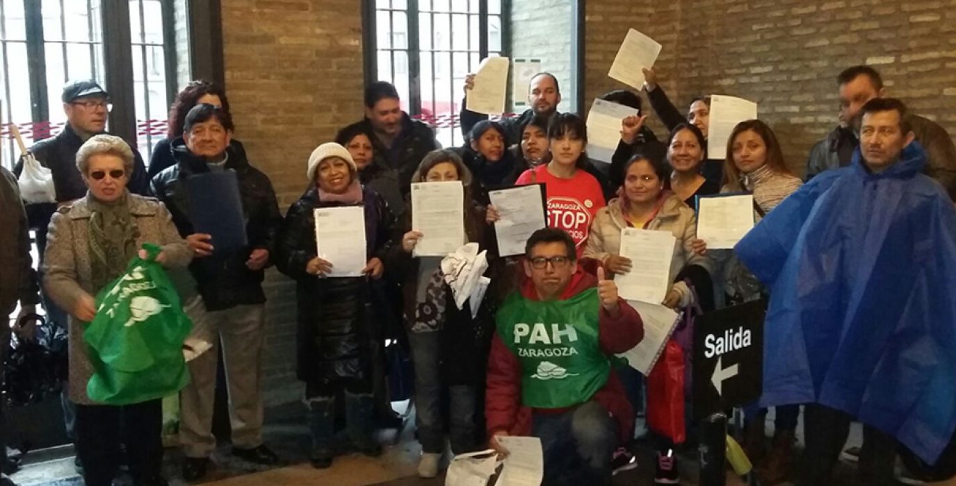 Miembros de la PAH este jueves en la DGA.