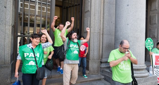 Miembros de la PAH Zaragoza a su salida del Banco Santander. Foto: Pablo Ibáñez (AraInfo)