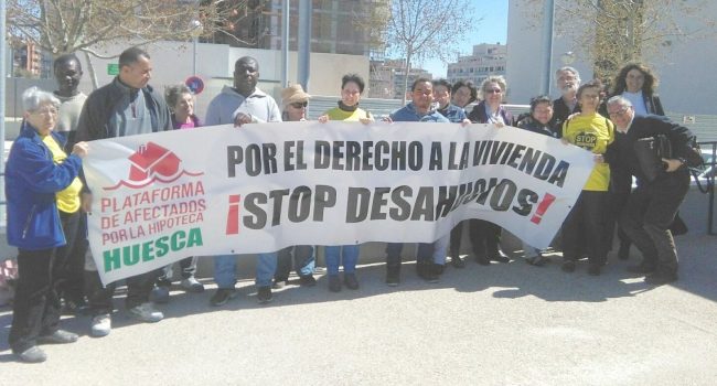 Concentración en los Juzgados de Uesca. Foto: PAH