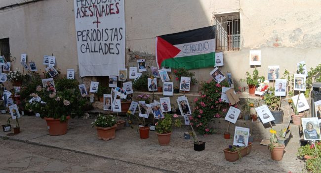 Memorial por las y los periodistas palestinos asesinados por Israel instalado en Castejón de Sos durante el XXIV Encuentro de Periodismo de Altura | Foto: Grupo Propalestino de La Ribagorza