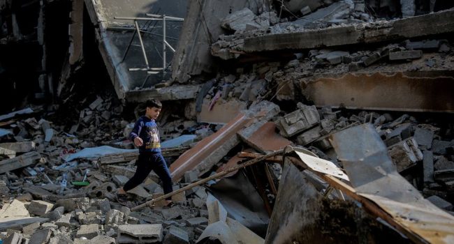 Un niño camina sobre los escombros de una casa destruida en la calle Omar Al-Mukhtar Street, en Gaza, en septiembre de 2024 | Foto: Omar Al-Qattaa © UNICEF