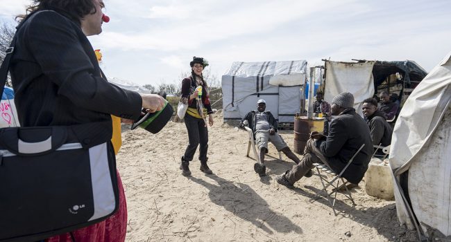 Oona Chaplin y Pablo Muñoz en el campo de refugiados de Calais. Foto: Carlos Cazurro (Pallasos en Rebeldía) (CC)