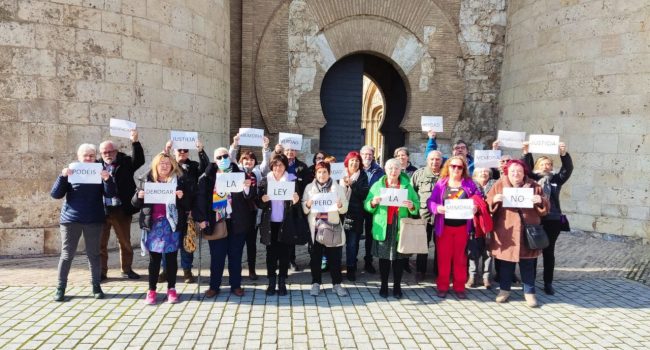 Víctimas del franquismo y representantes de las asociaciones memorialistas aragonesas y de PAMA, ante la sede de las Cortes de Aragón | Foto: PAMA