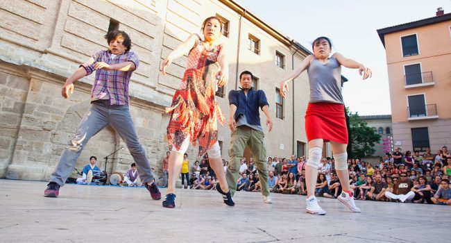 Cuatro bailarines y bailarinas saltan cuando interpretan un baile en el Festival de Danza Trayectos de Zaragoza