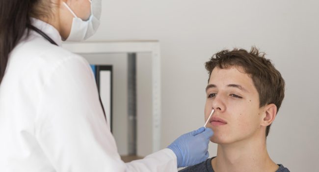 Realización de una prueba PCR. Foto: Freepik