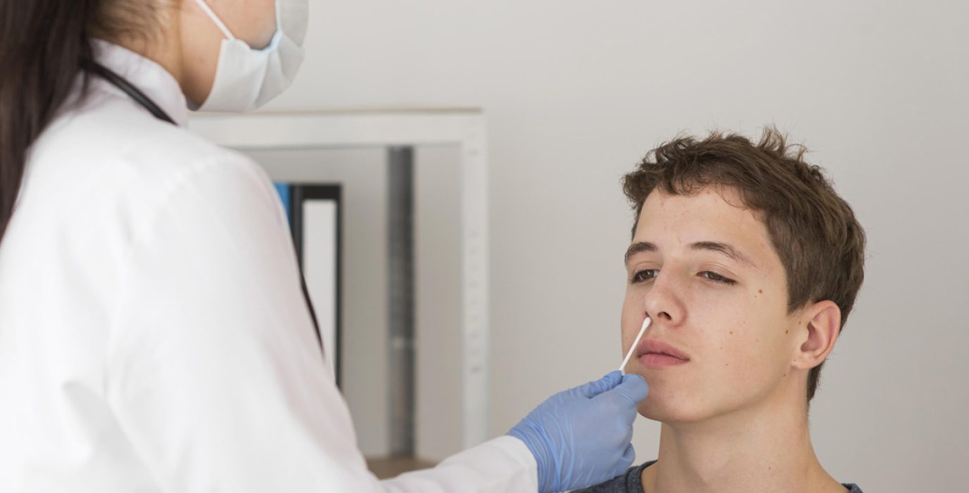 Realización de una prueba PCR. Foto: Freepik