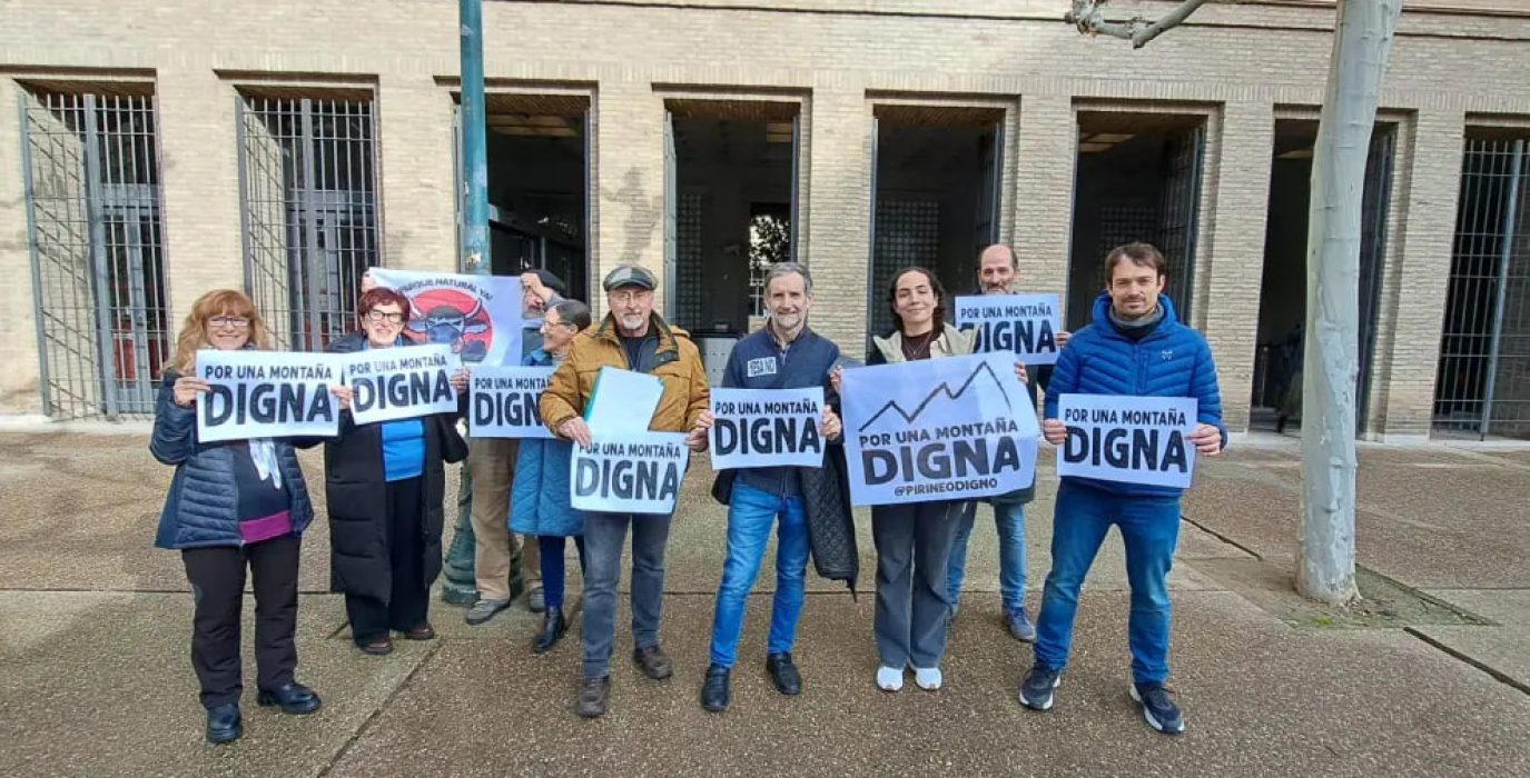Representantes de Pirineo Digno frente al Pignatelli | Foto: @pirineodigno