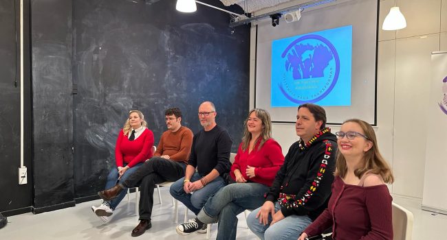 Mitjana y Goikoetxea, en el centro, junto a militantes de la candidatura "En Equipo Podemos", en la presentación en el Stanbrook.