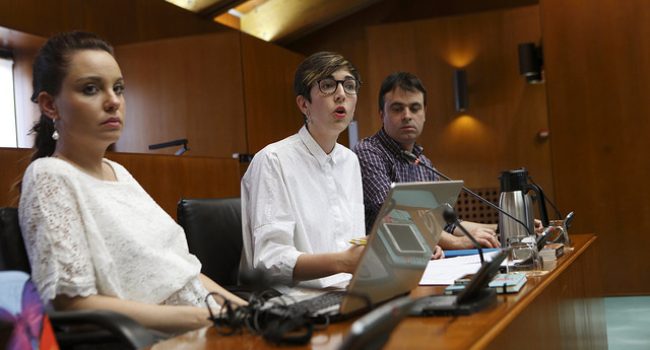 Las y el diputado de Podemos Maru Díaz, Violeta Barba y Román Sierra en una sesión en la Cortes.