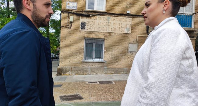 La candidata a la presidencia del Gobierno de Aragón, Maru Díaz, en uno de los vestigios del franquismo que aún son visibles en Zaragoza | Foto: Podemos