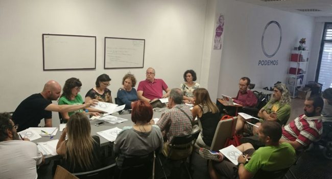 Un momento de la reunión entre Podemos y colectivos en defensa de la educación.