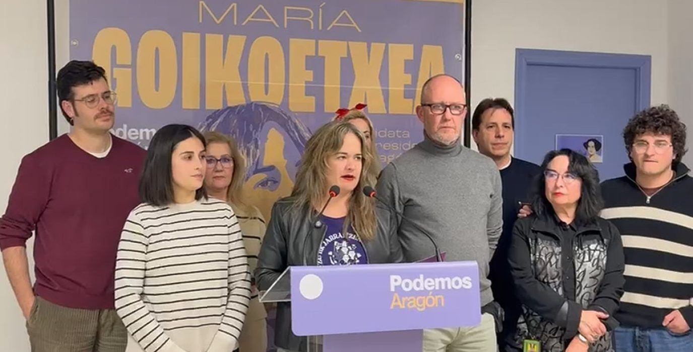 María Goikoetxea comparece ante los medios en la sede de Podemos Aragón durante la noche electoral.