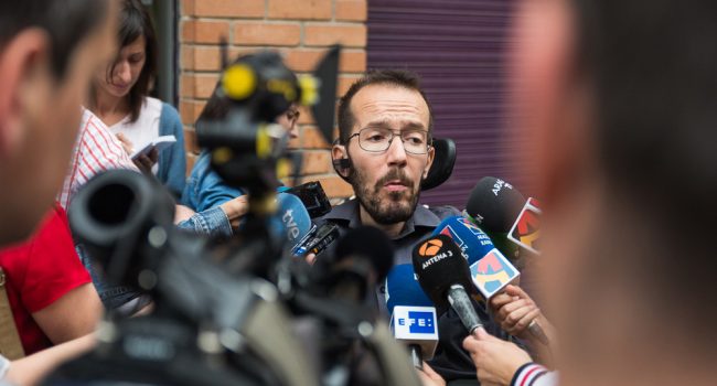 Pablo Echenique atendiendo a los medios. Foto: Pablo Ibáñez (AraInfo)