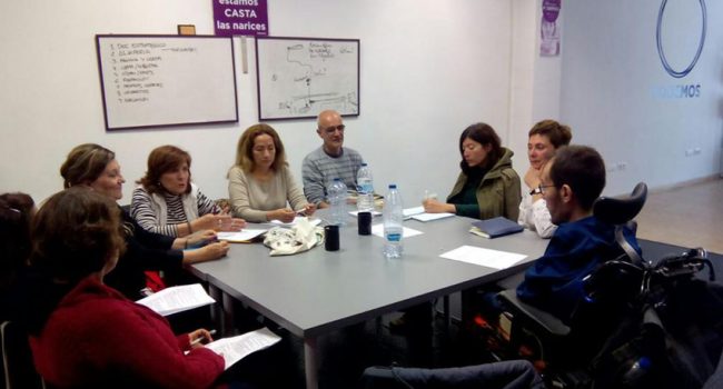 Representantes de Podemos Aragón y de PAH Zaragoza durante su reunión.