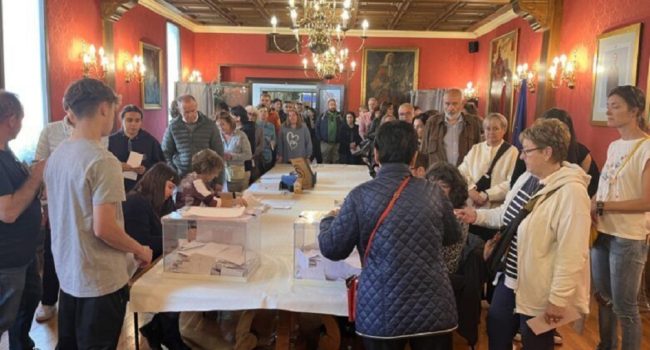 La ciudadanía de Chaca votando en la consulta municipal sobre Oroel Park | Foto: Oroel no se toca