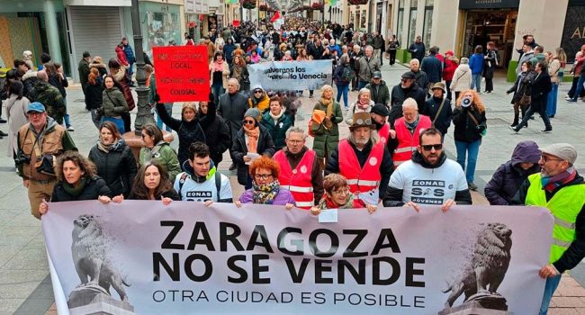 La cabecera de la manifestación en la calle Alfonso. | Foto: Pablo Híjar / AraInfo
