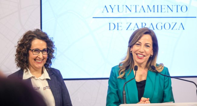 La alcaldesa de Zaragoza, Natalia Chueca, y la portavoz adjunta de Vox, Eva Torres, tras sellar el acuerdos para las cuentas municipales | Foto: Daniel Marcos / AZ