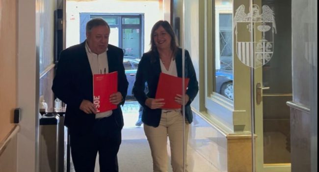 Ranera y Gómez presentando la queja en el Chusticia | Foto: PSOE