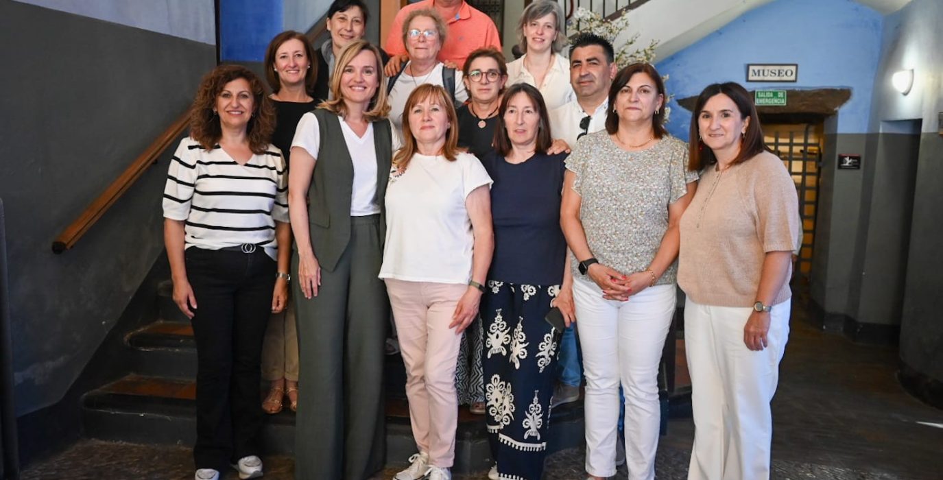 Alegría junta a las trabajadoras afectadas del Servicio de Ayuda a Domicilio de Calatayud | Foto: PSOE