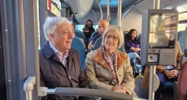La alcaldesa de Utebo, María Jesús Sariñena, junto a su compañero del PP y consejero de Transportes de la DGA, Octavio López, en un fotocall de propaganda gubernamental | Foto: Gobierno de Aragón