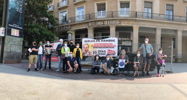 Concentración en apoyo a Raquel, la trabajadora del Ayuntamiento de Zaragoza en huelga de hambre por 13 días.