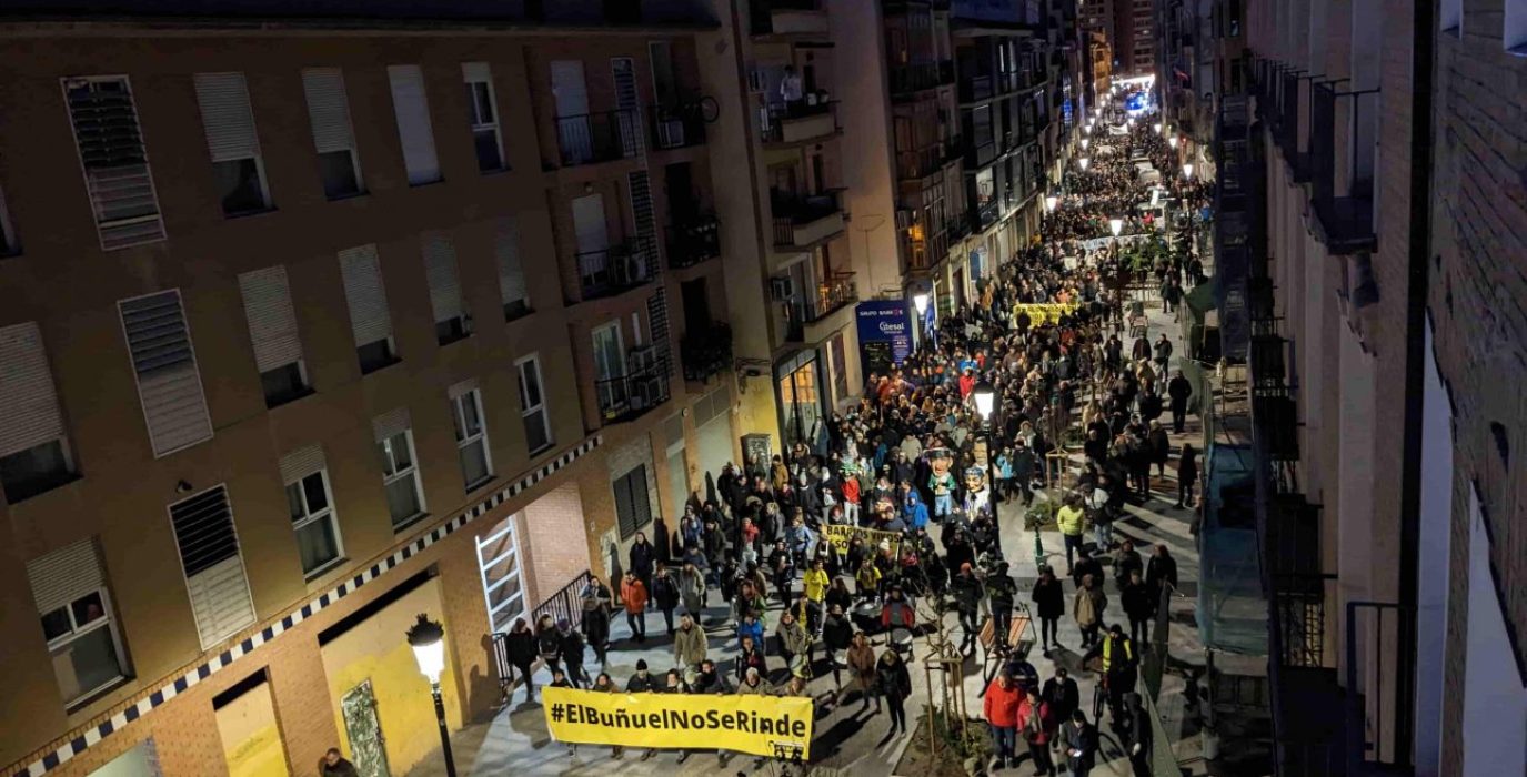 Manifestación en defensa del CSC Luis Buñuel llena la calle Predicadores | Foto: Rocío Durán Hermosilla.
