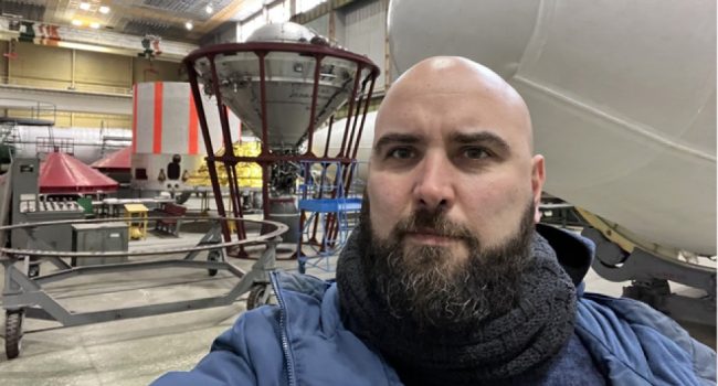 Pablo González realizando un reportaje en Dnipro en febrero de 2022 | Foto: @PabVis