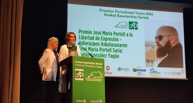 Oihana Goiriena, compañera de Pablo González, recibe el premio en su nombre. Foto: @FreePabloGonz