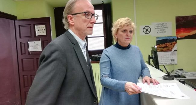 Pablo Malo y Carmen García entregan el listado de comparecencias.