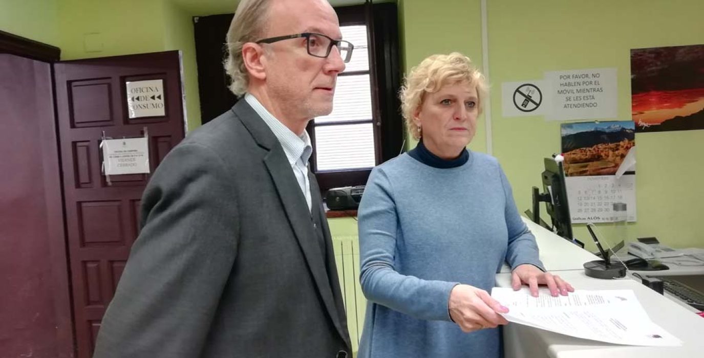 Pablo Malo y Carmen García entregan el listado de comparecencias.