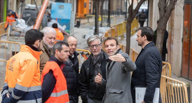 El consejero Pablo Muñoz, junto al alcalde  Pedro Santisteve y técnicos municipales de urbanismo, visitan las obras de conversión en Cota 0.  Foto: Daniel Marcos | AZ.