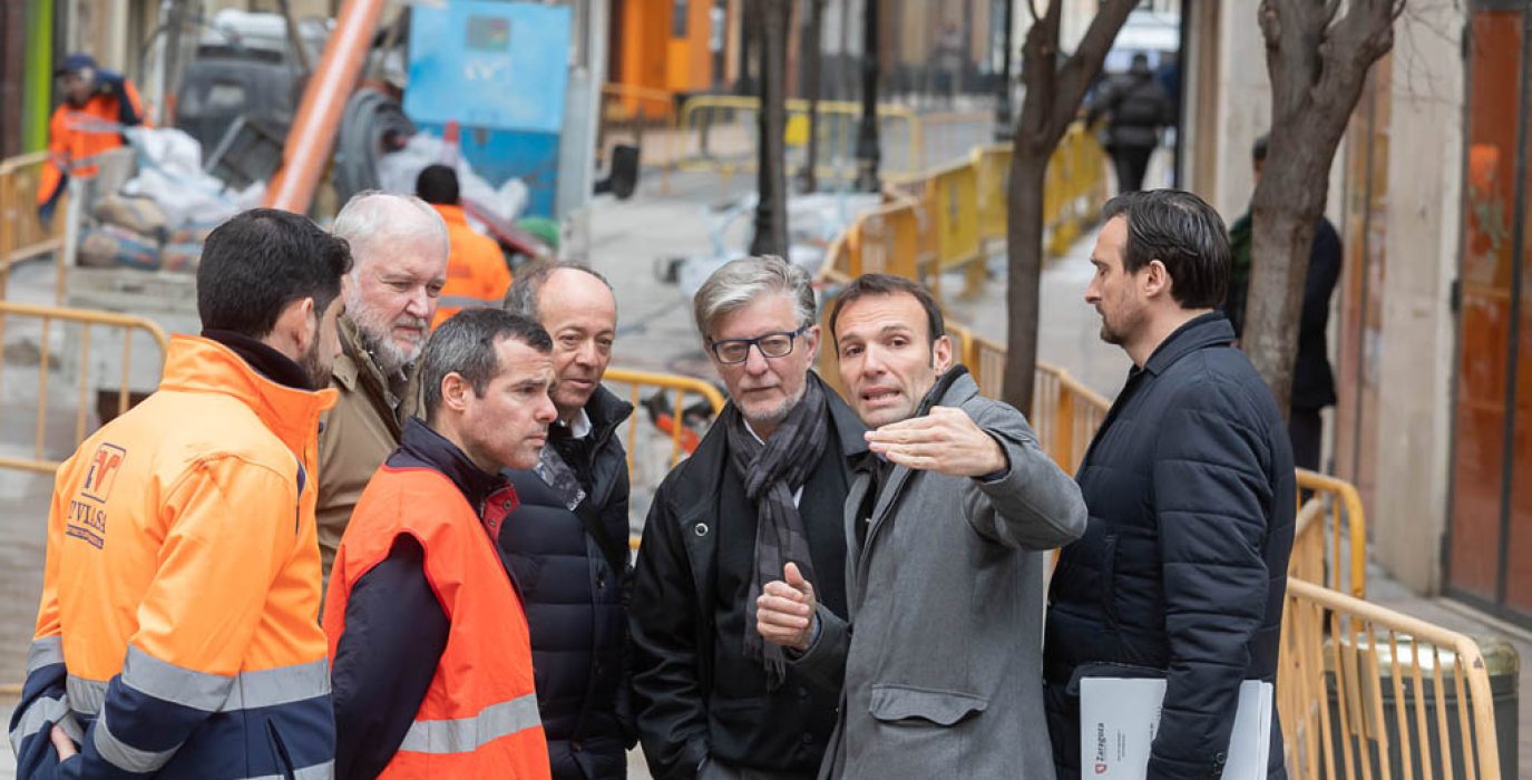 El consejero Pablo Muñoz, junto al alcalde  Pedro Santisteve y técnicos municipales de urbanismo, visitan las obras de conversión en Cota 0.  Foto: Daniel Marcos | AZ.